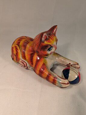 Vintage  LITHOGRAPH Tin Cat Toy   1950s  CAT with BALL  Jaere-Neko ?